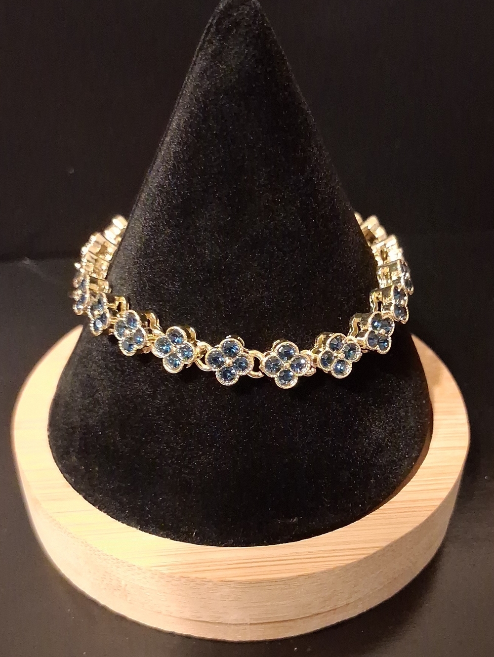 Gorgous Blue Clover Bracelet New